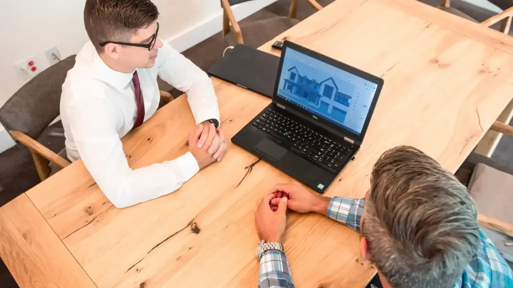 Équipe de PME qui compare les familles de CRM en réunion