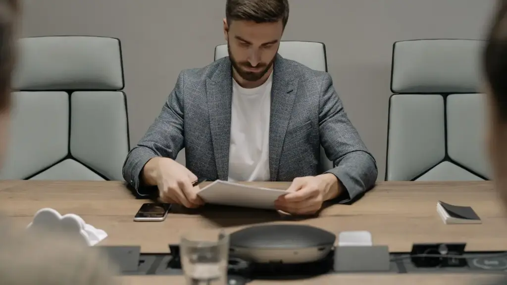 Dirigeant qui relit le contrat de son éditeur CRM avant de signer