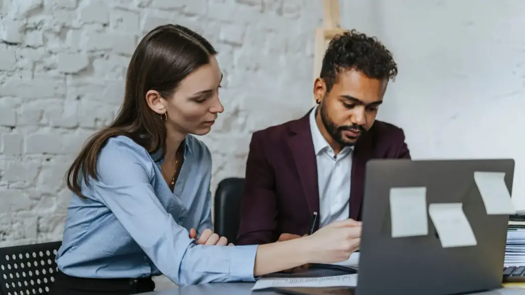 Dirigeant et consultant qui vérifient où sont hébergées les données du CRM