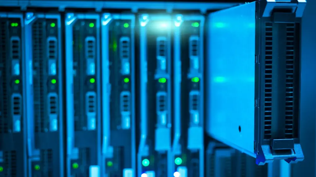 Technicien qui maintient le serveur d'un CRM open source auto-hébergé
