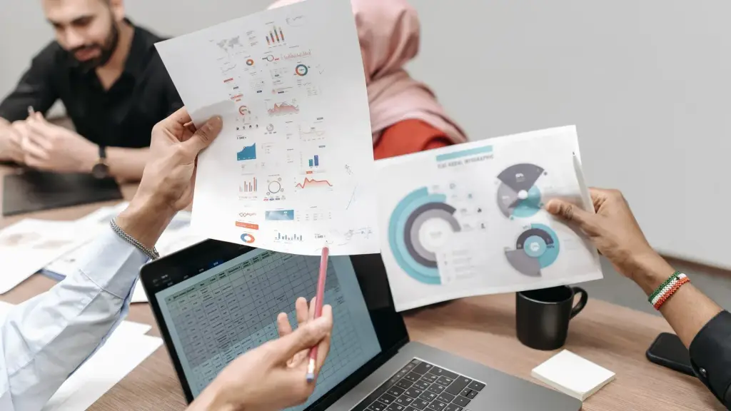 Équipe commerciale qui fait le point sur l'usage de son CRM en réunion