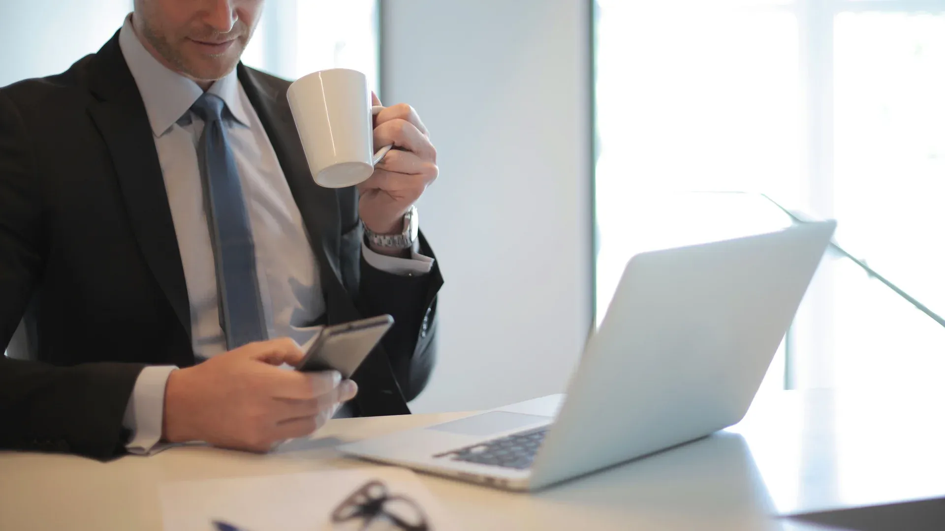Client consulte un site vitrine PME depuis son téléphone mobile à Lyon