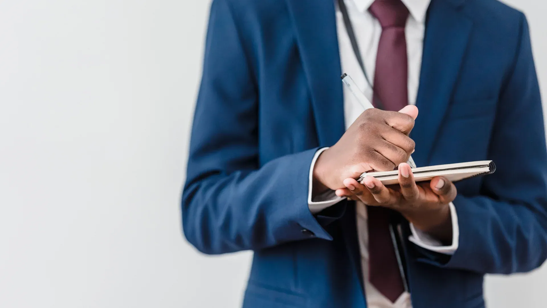 Dirigeant qui note ses questions avant de signer un devis de site internet
