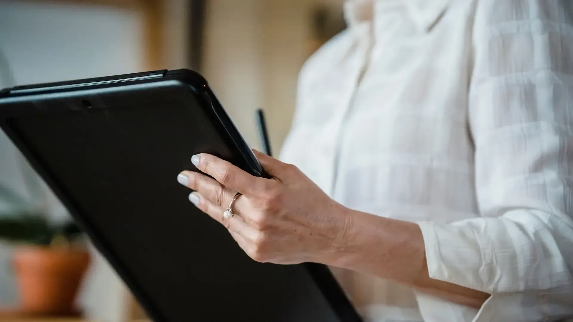 Dirigeante qui consulte les réponses aux questions fréquentes sur les devis web