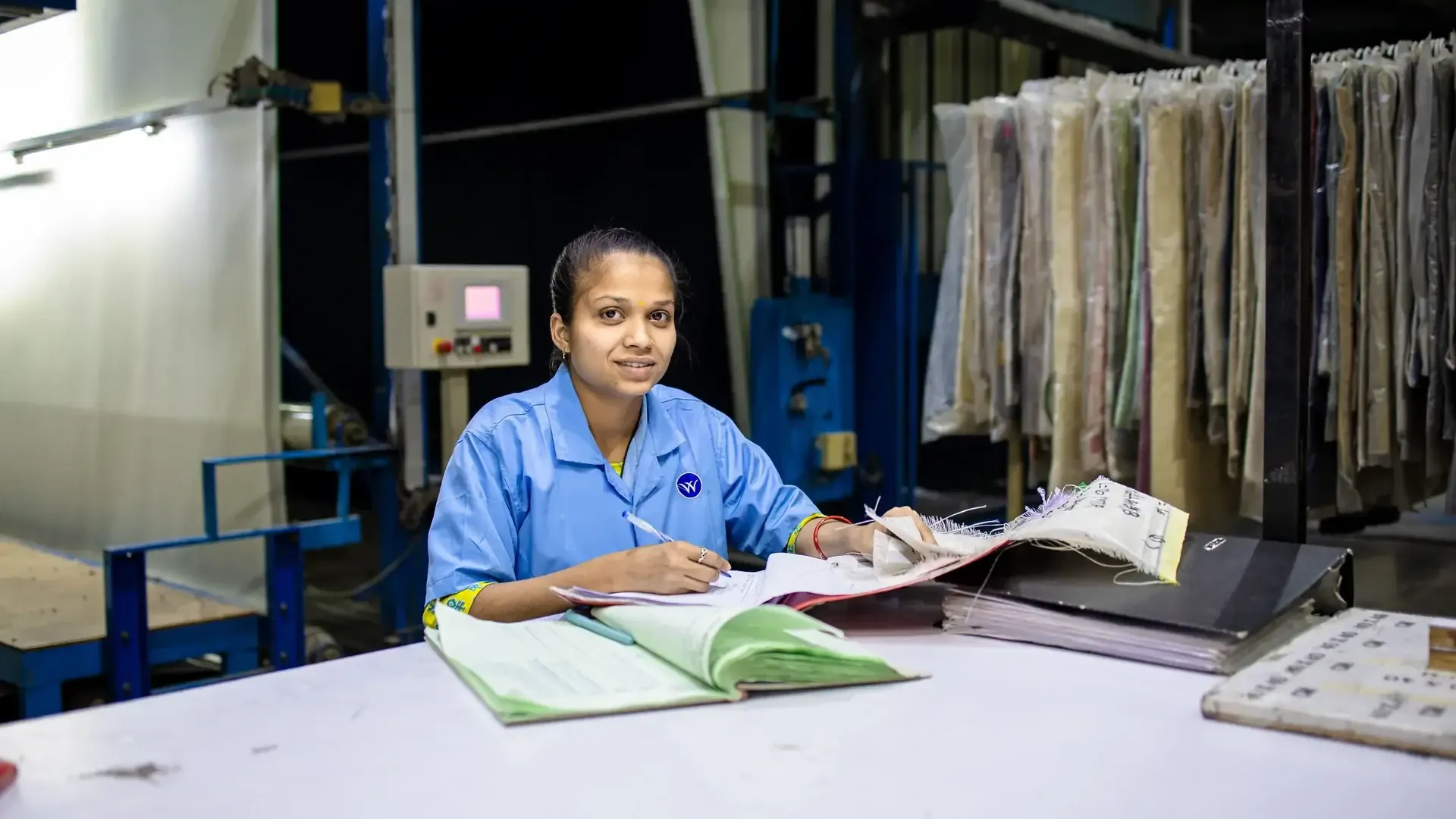 Responsable qui passe en revue les documents d'une proposition de prestataire