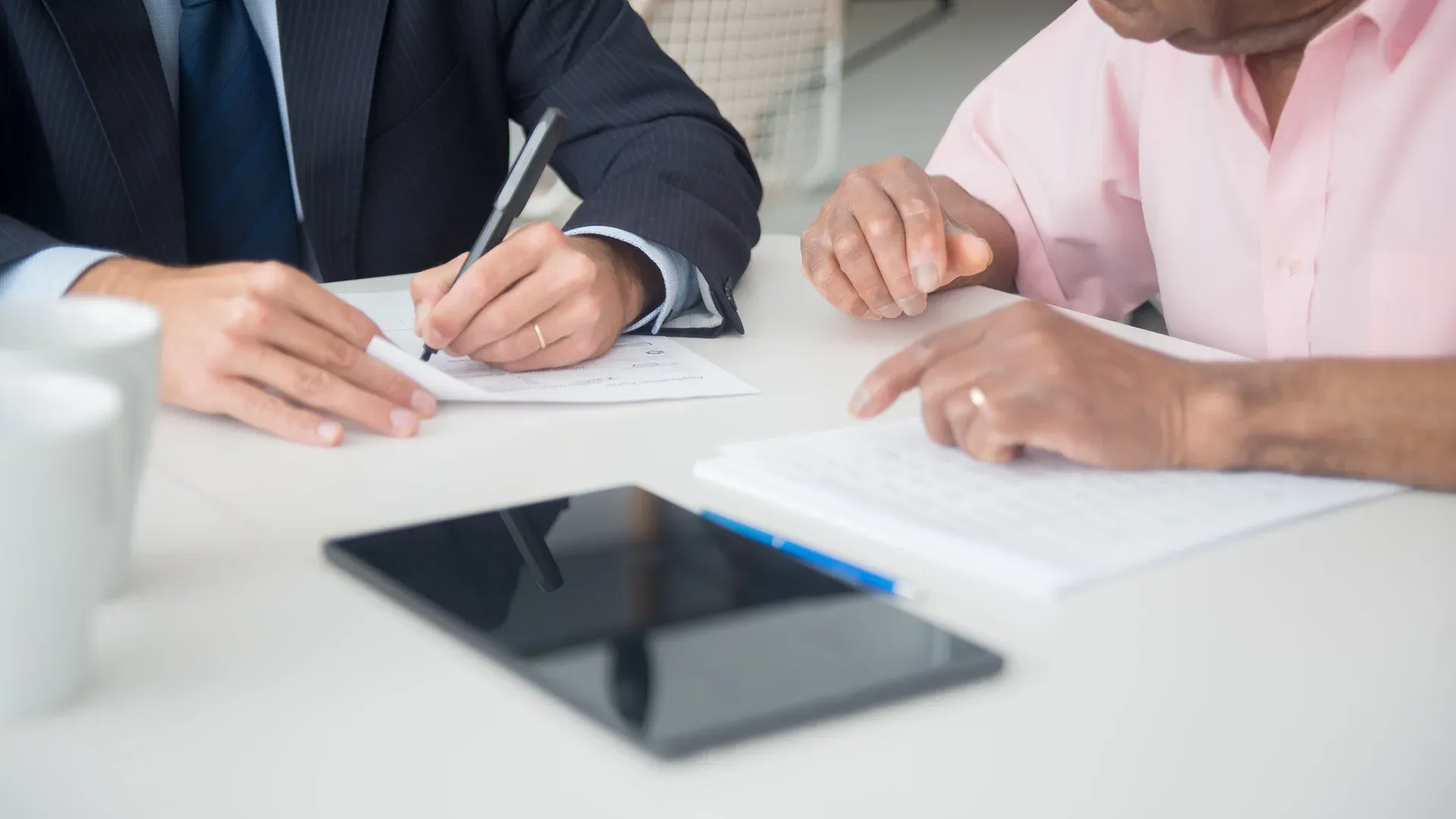 Dirigeant et prestataire qui signent le contrat d'un projet de site internet