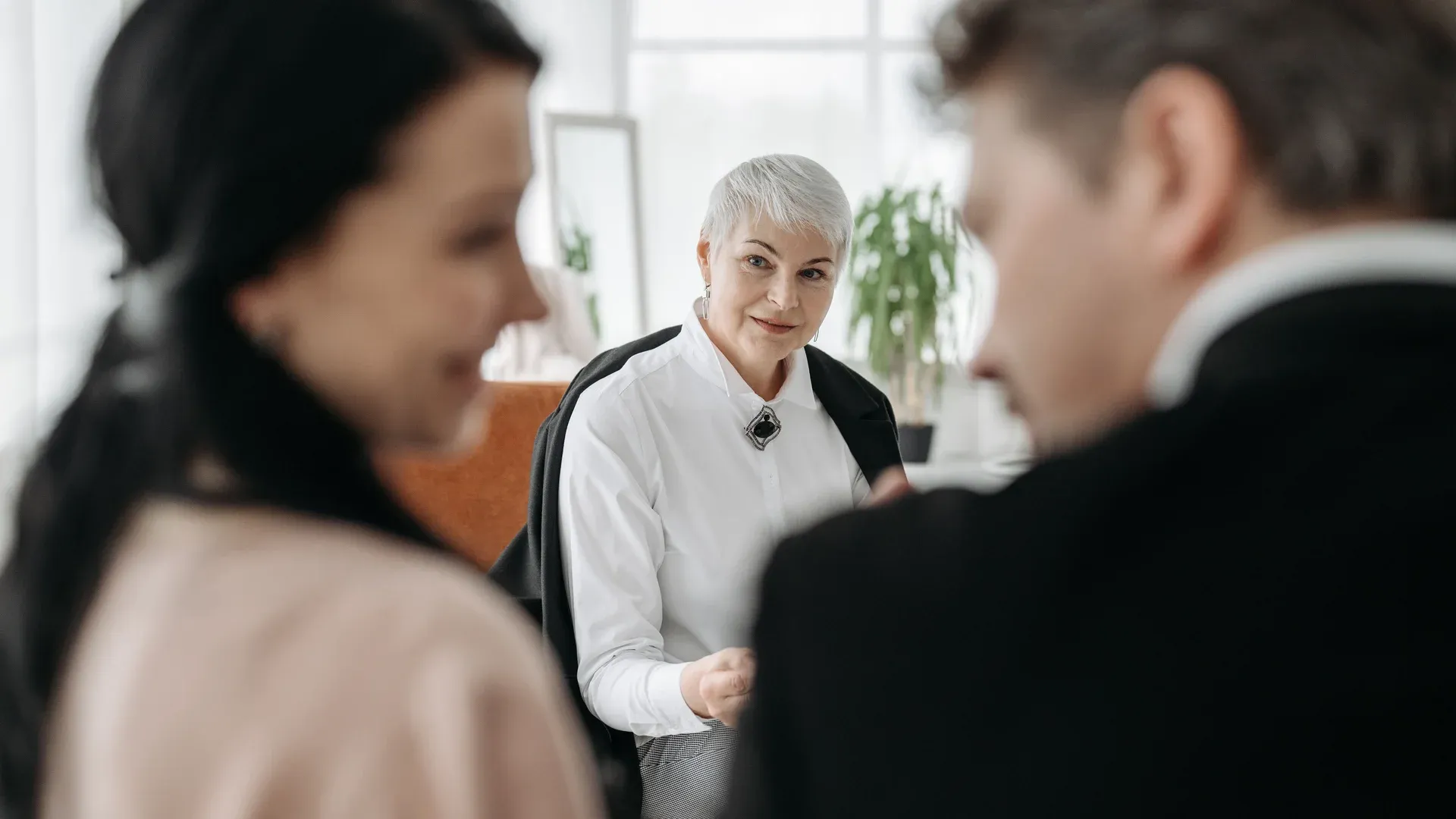 Dirigeant qui pose ses questions à une agence web avant de signer le devis