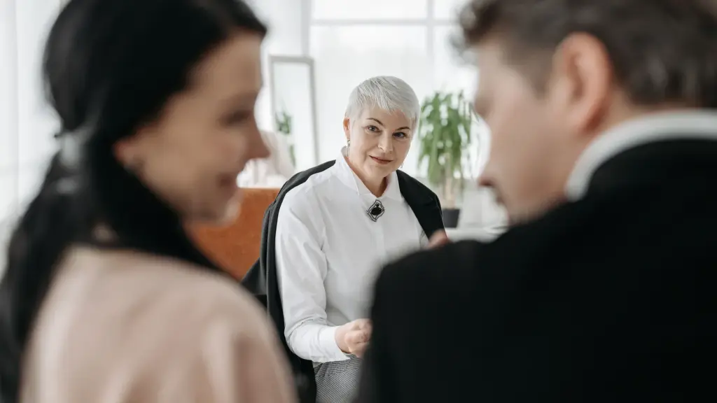 Dirigeant qui pose ses questions à une agence web avant de signer le devis