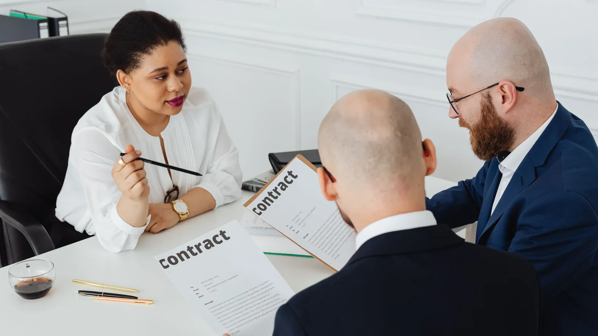 Juriste qui explique à un dirigeant la cession des droits sur le code d'un site
