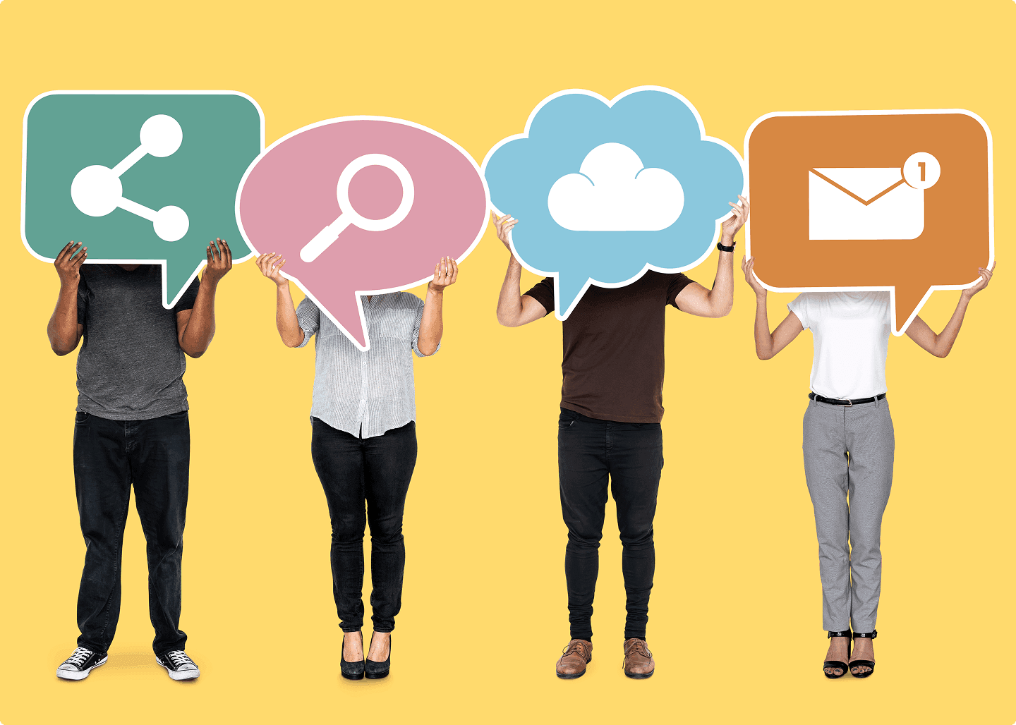 Plusieurs personnes tenant des canaux de communications