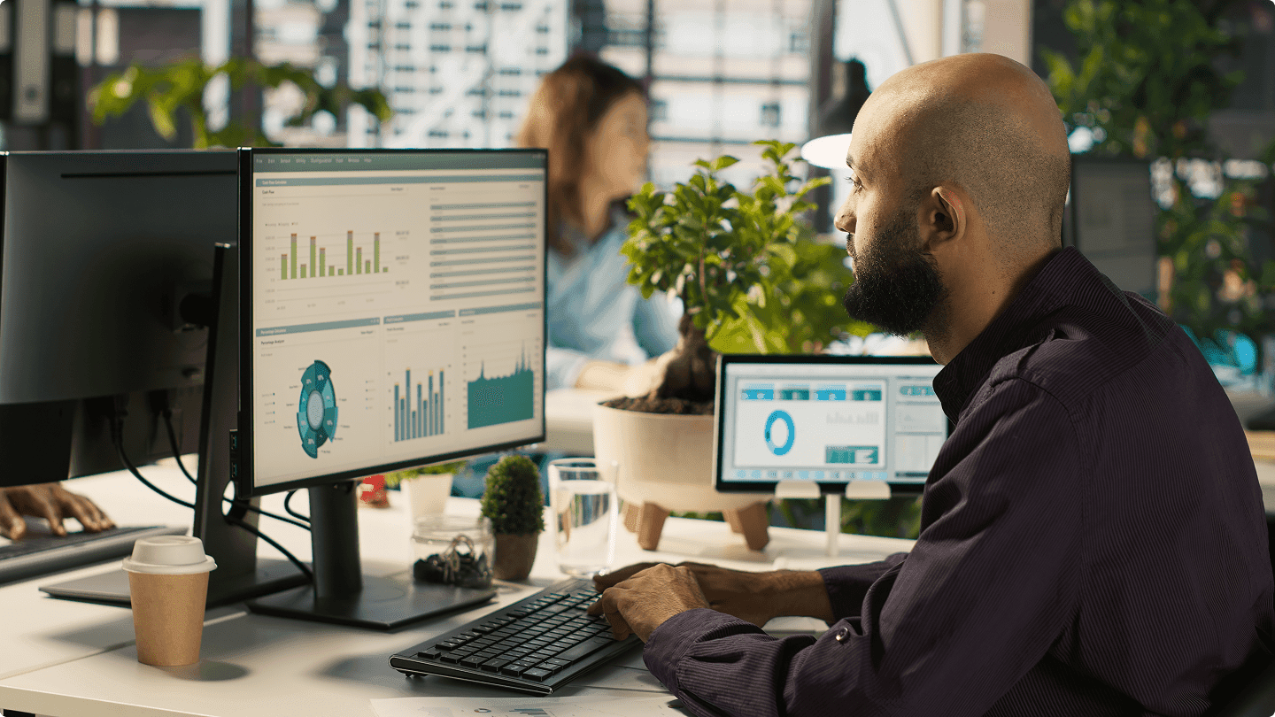 Homme analysant les statistiques de son site sur son ordinateur