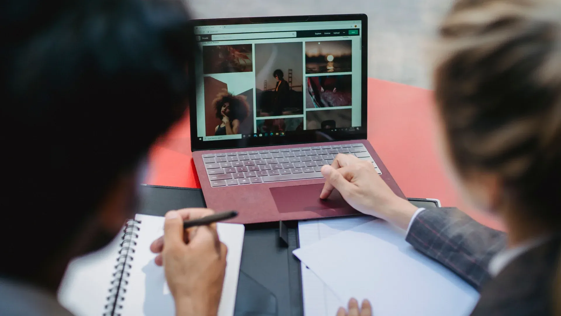 Entrepreneur qui compare les fourchettes de prix d'une refonte de site internet