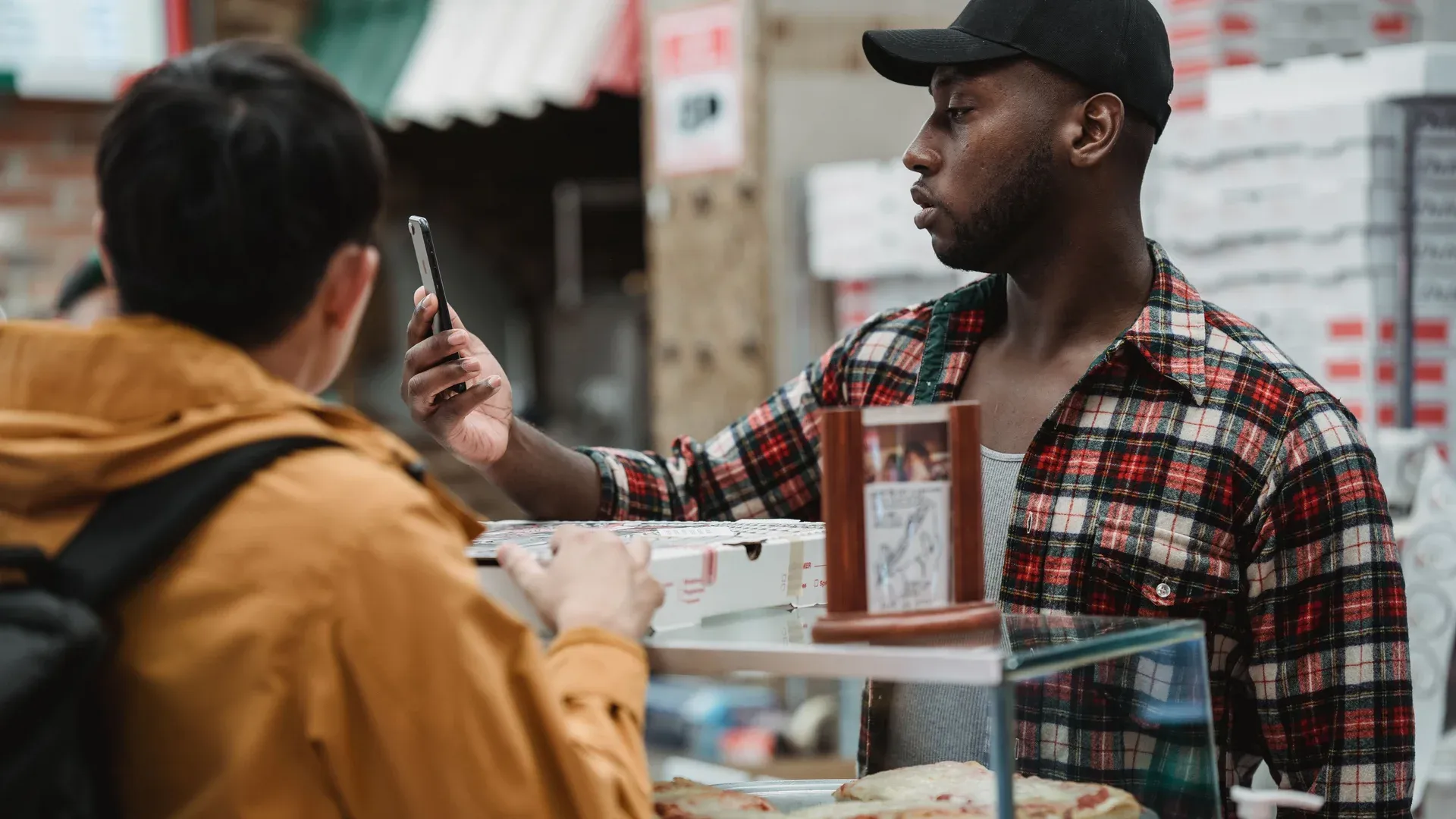 Cliente qui recherche une entreprise locale sur Google depuis son smartphone