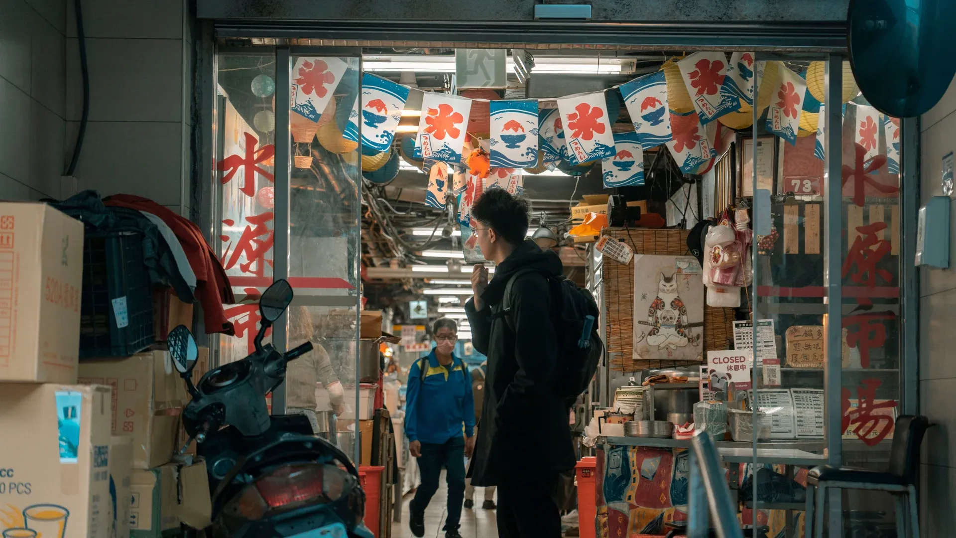 Commerçant local devant sa boutique qui gère sa fiche Google Business Profile