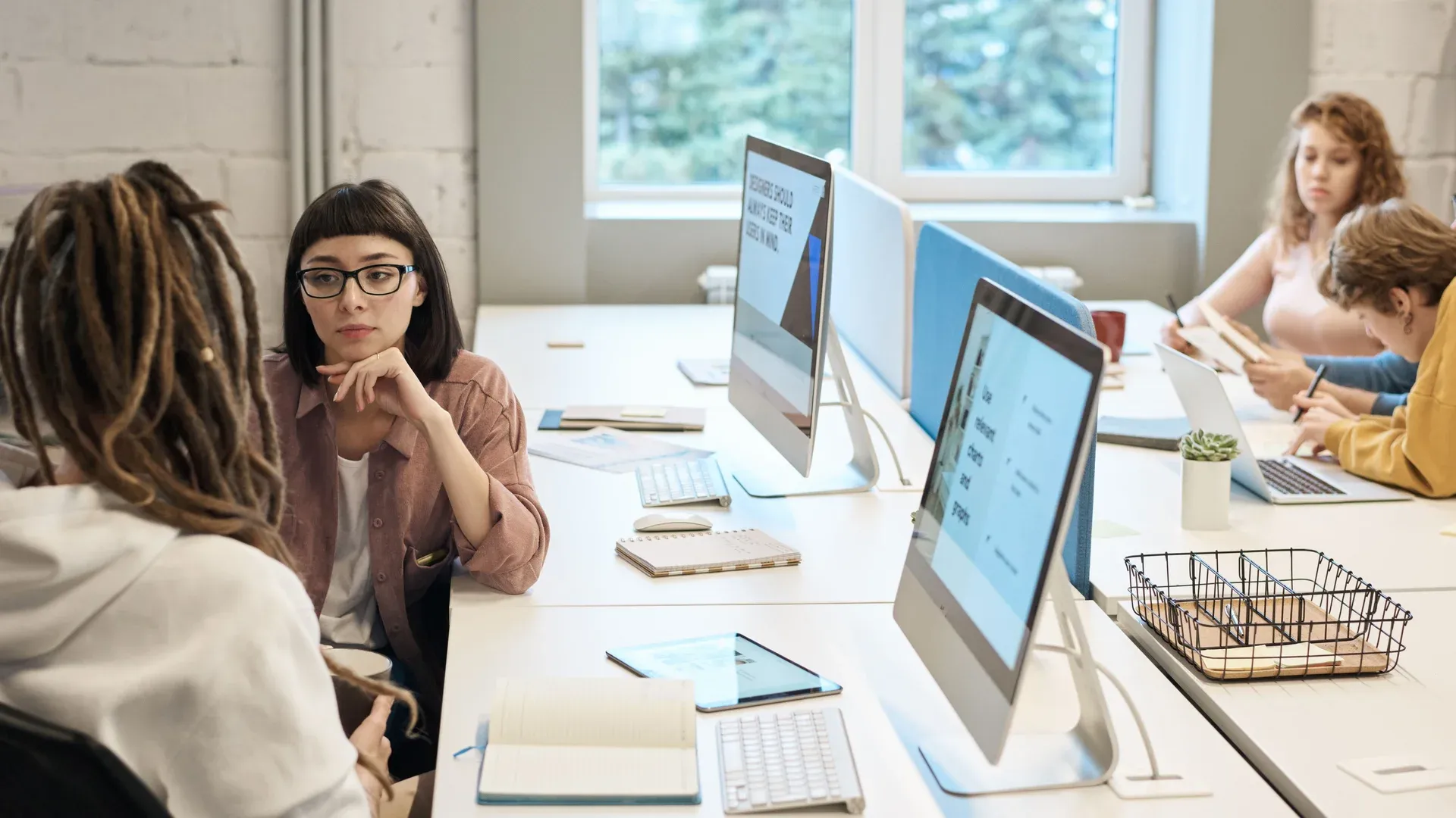 Professionnel qui travaille le contenu de son site web pour le référencement Google