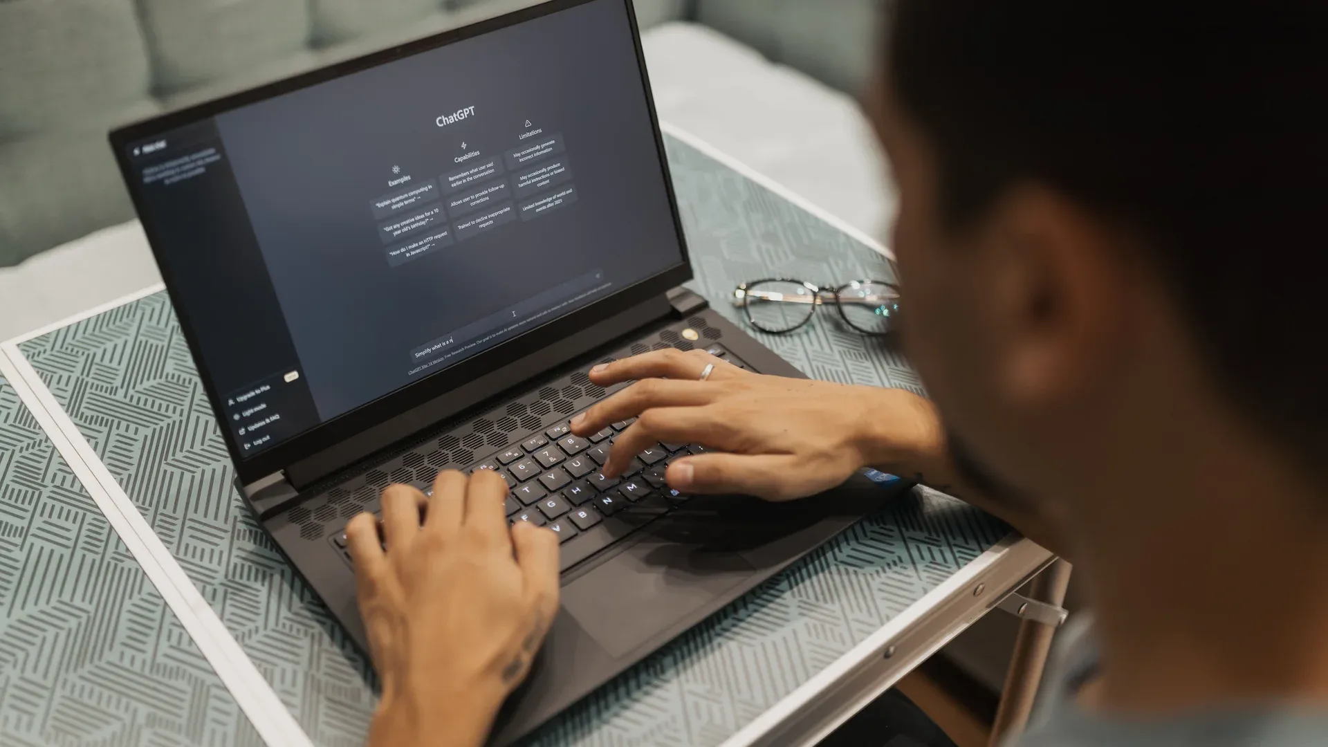 Dirigeante de PME qui consulte une réponse générée par l'intelligence artificielle de Google