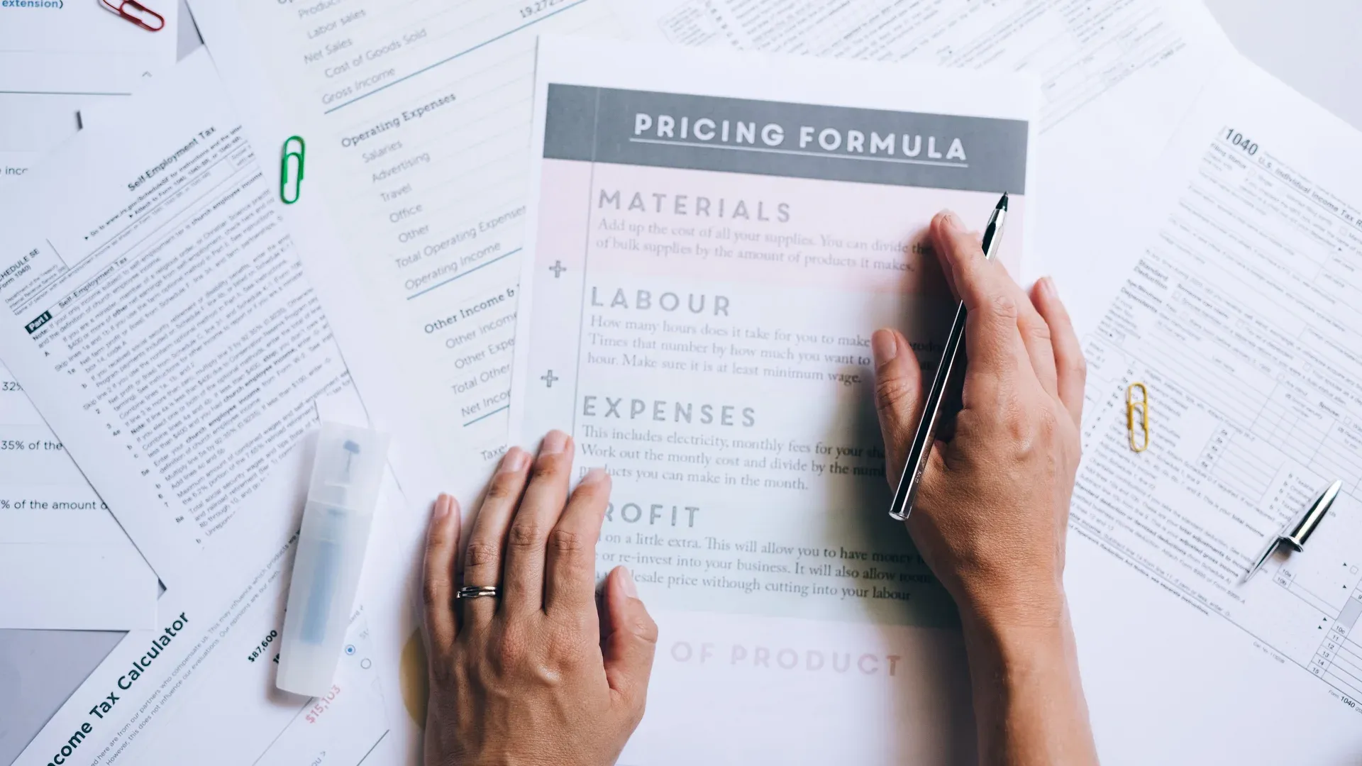 Dirigeant de PME qui compare le temps et le budget de son référencement Google