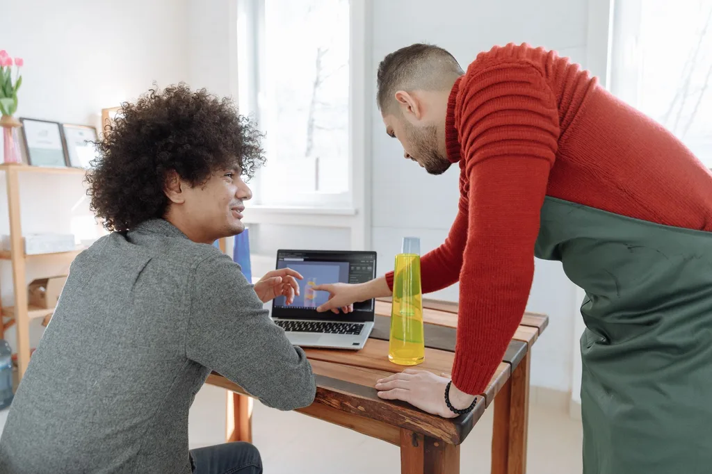 Équipe PME qui analyse un processus d'automatisation digitale