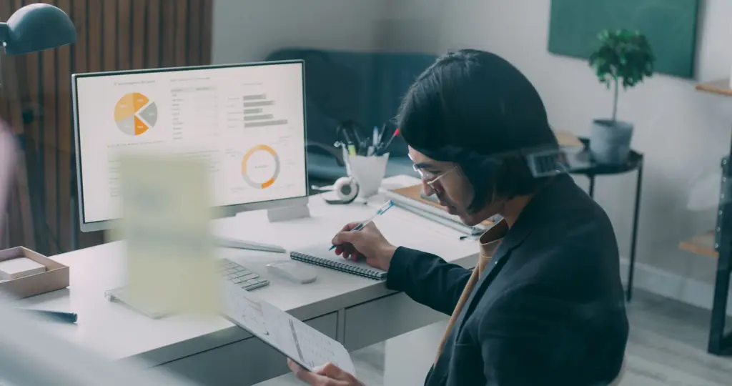Entrepreneur qui examine un rapport d'analyse généré par intelligence artificielle