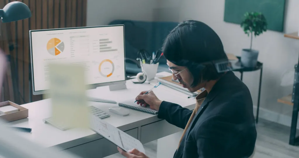 Entrepreneur qui examine un rapport d'analyse généré par intelligence artificielle