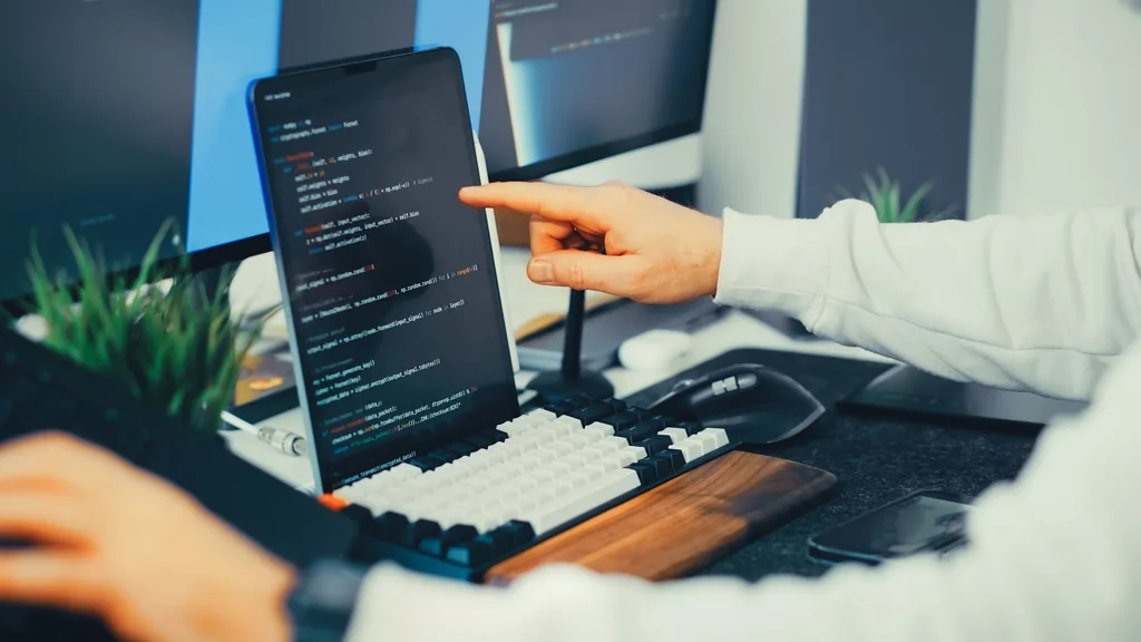 Développeur web qui vérifie une checklist de qualité avant livraison