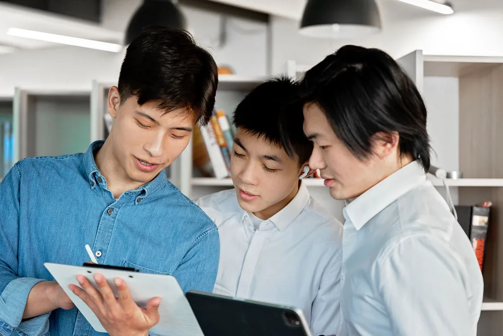 Dirigeant de PME en réunion d'équipe pour définir sa stratégie digitale 2026