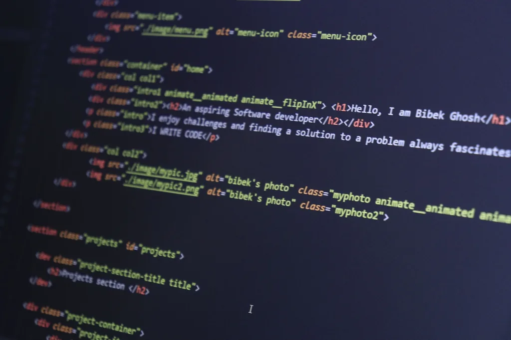 Développeur web qui vérifie la structure et les données structurées d'un site PME