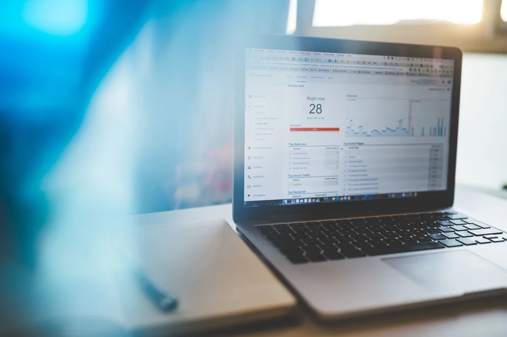 Dirigeant PME qui analyse son tableau de bord SEO dans Google Search Console