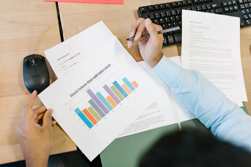 Responsable marketing qui examine les rapports de trafic organique de son site