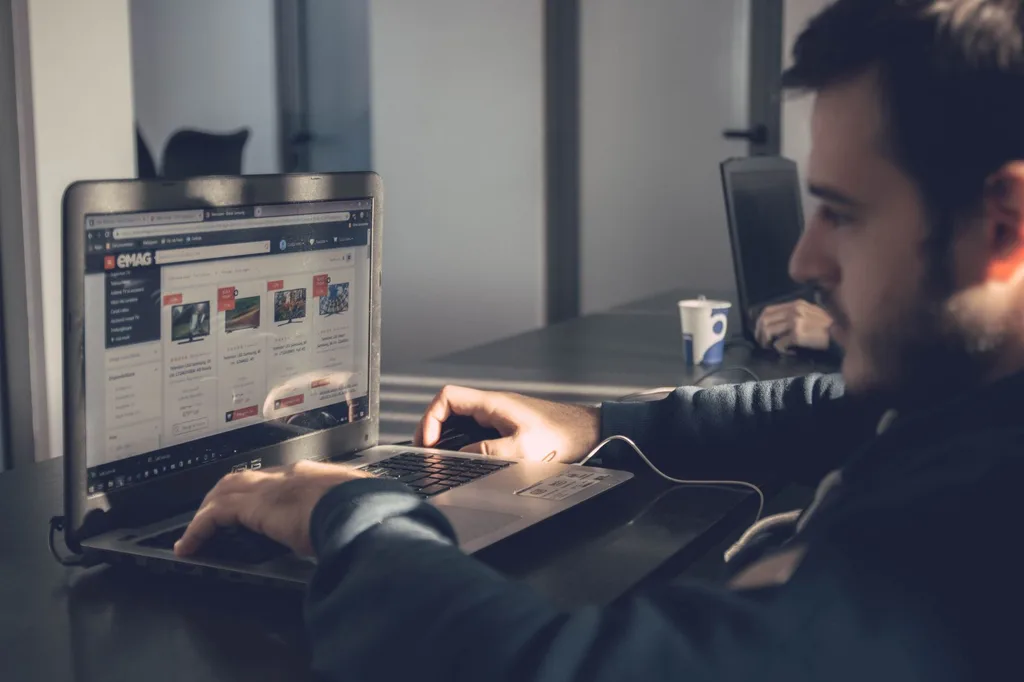 Chef d'entreprise qui vérifie la visibilité de son site dans les résultats Google