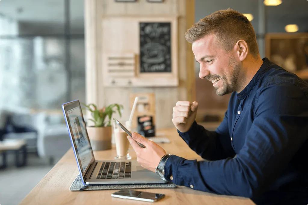 Entrepreneur heureux de voir son business marcher