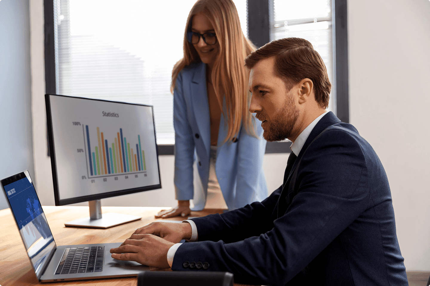 Collègues analysant les données de leur site
