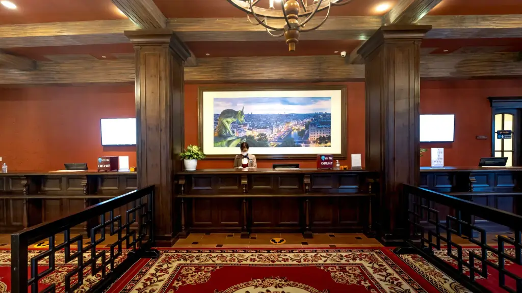 Hall d'hôtel classique avec boiseries, lustre et tapis rouge