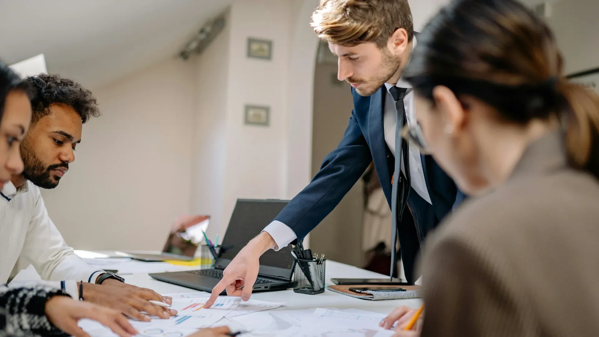 Dirigeant PME analyse les objectifs business de son nouveau site internet professionnel