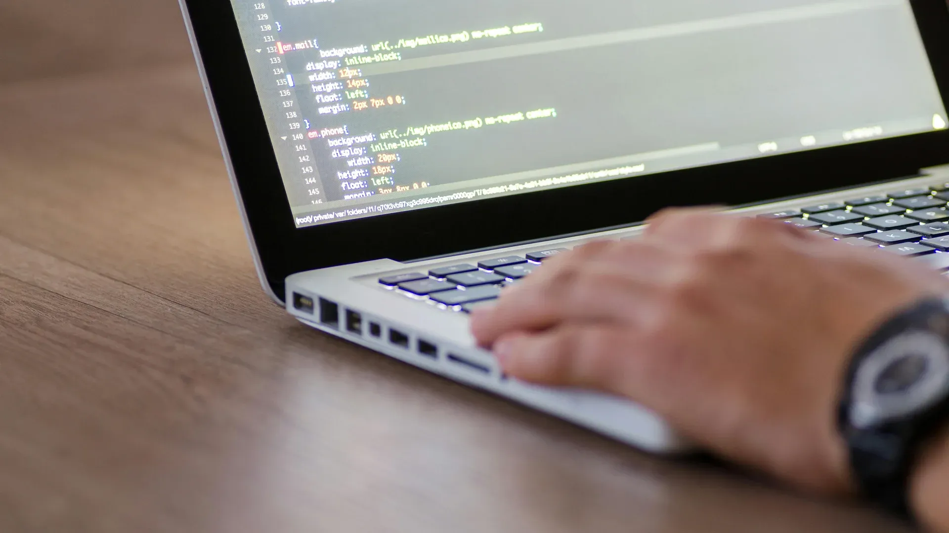 Développeur web devant son écran qui code une stack moderne pour un site PME