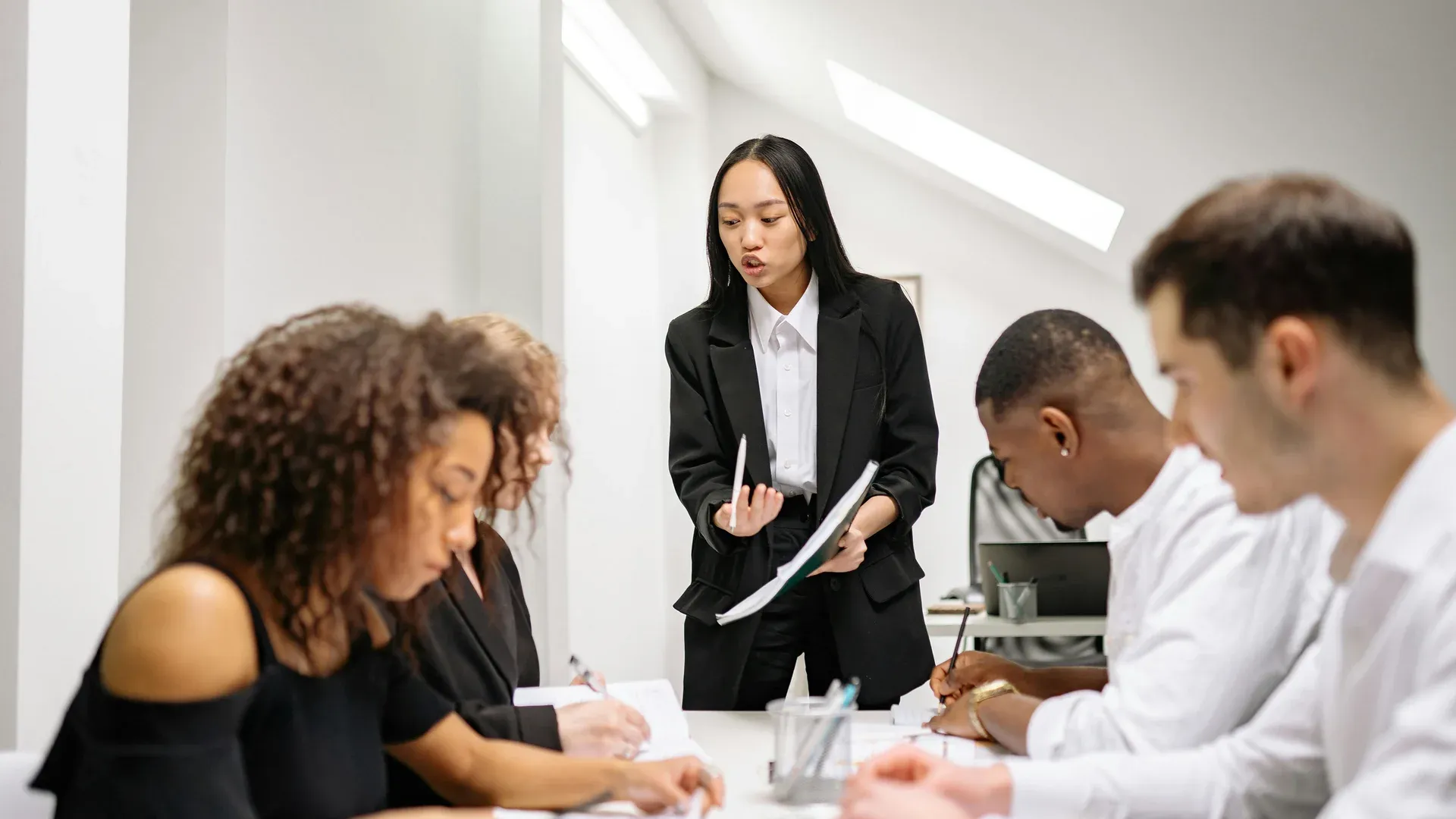 Femme dirigeante d'entreprise rédige du contenu éditorial signé pour son site