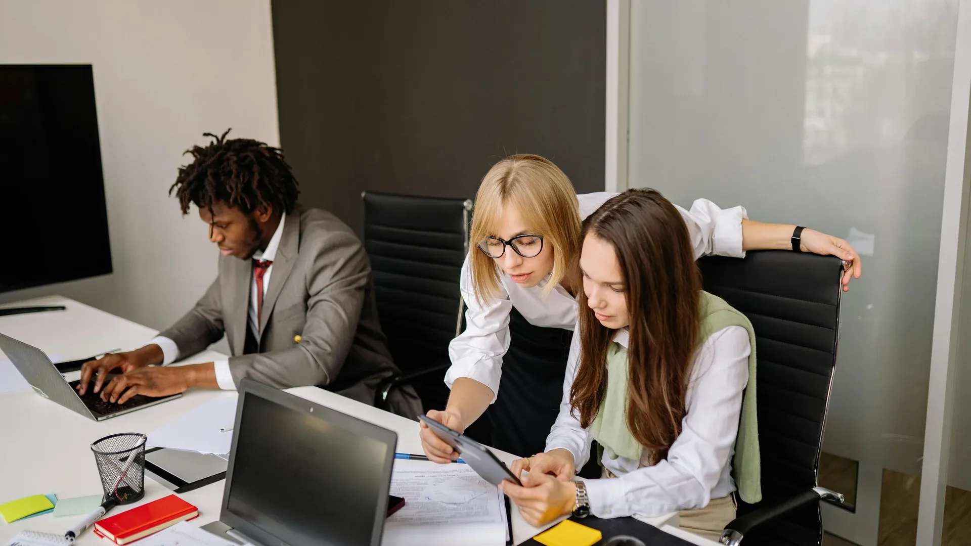 Deux dirigeants comparent les CMS WordPress et les solutions modernes pour leur site PME