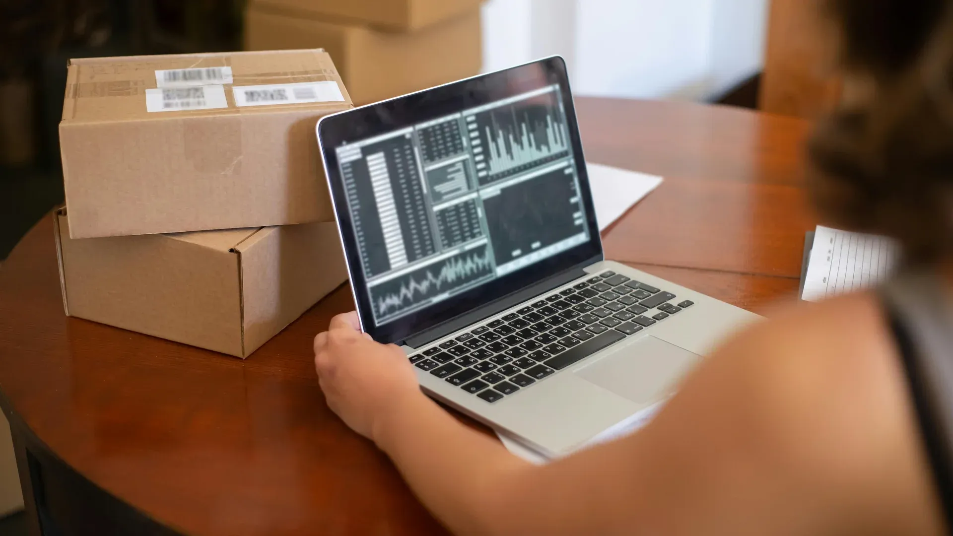 PME dirigeante qui analyse les statistiques de sa boutique en ligne