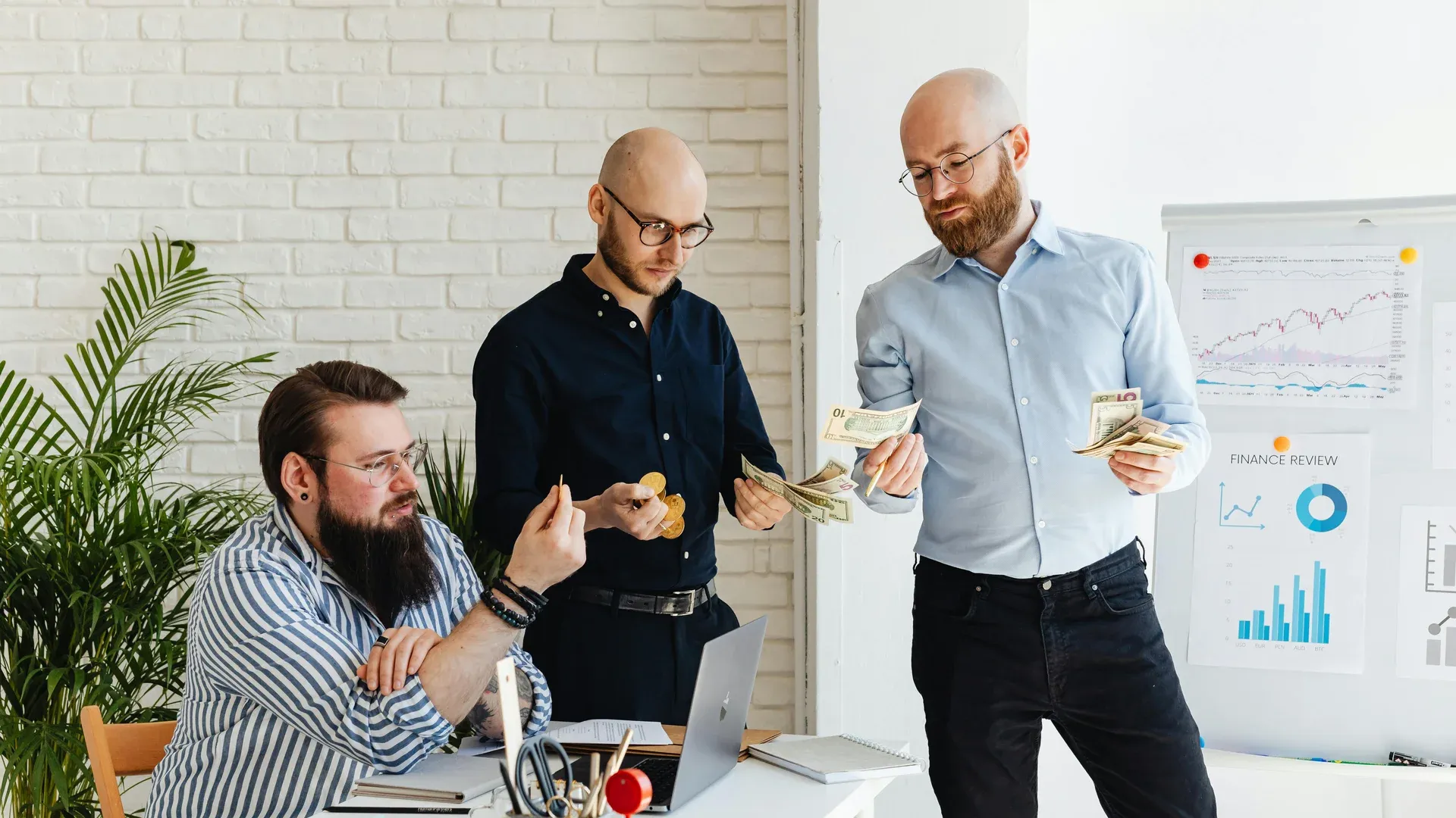 Dirigeant PME qui analyse le budget de création de son e-commerce