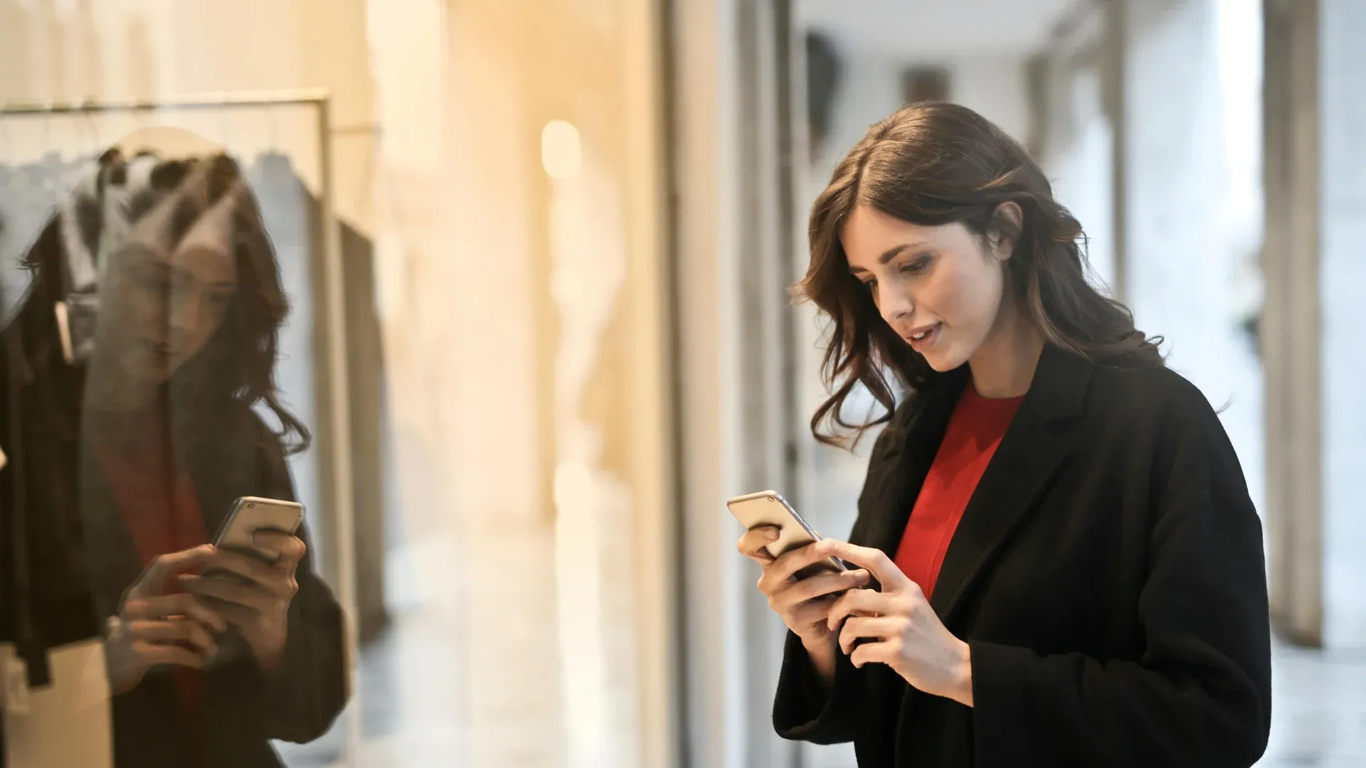 Client qui achète sur mobile depuis une boutique en ligne PME