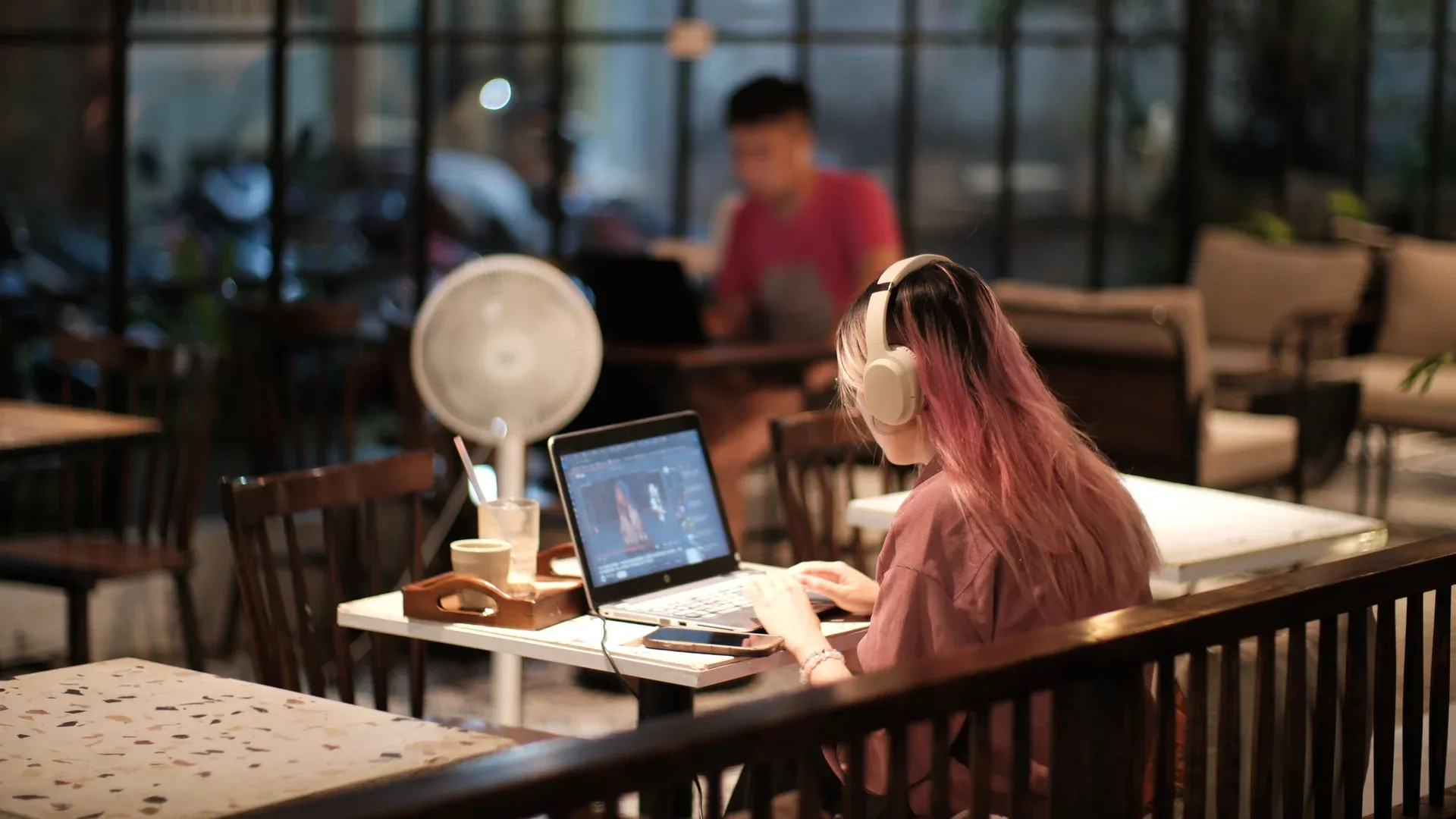 Jeune entrepreneure qui lance son site vitrine depuis un café