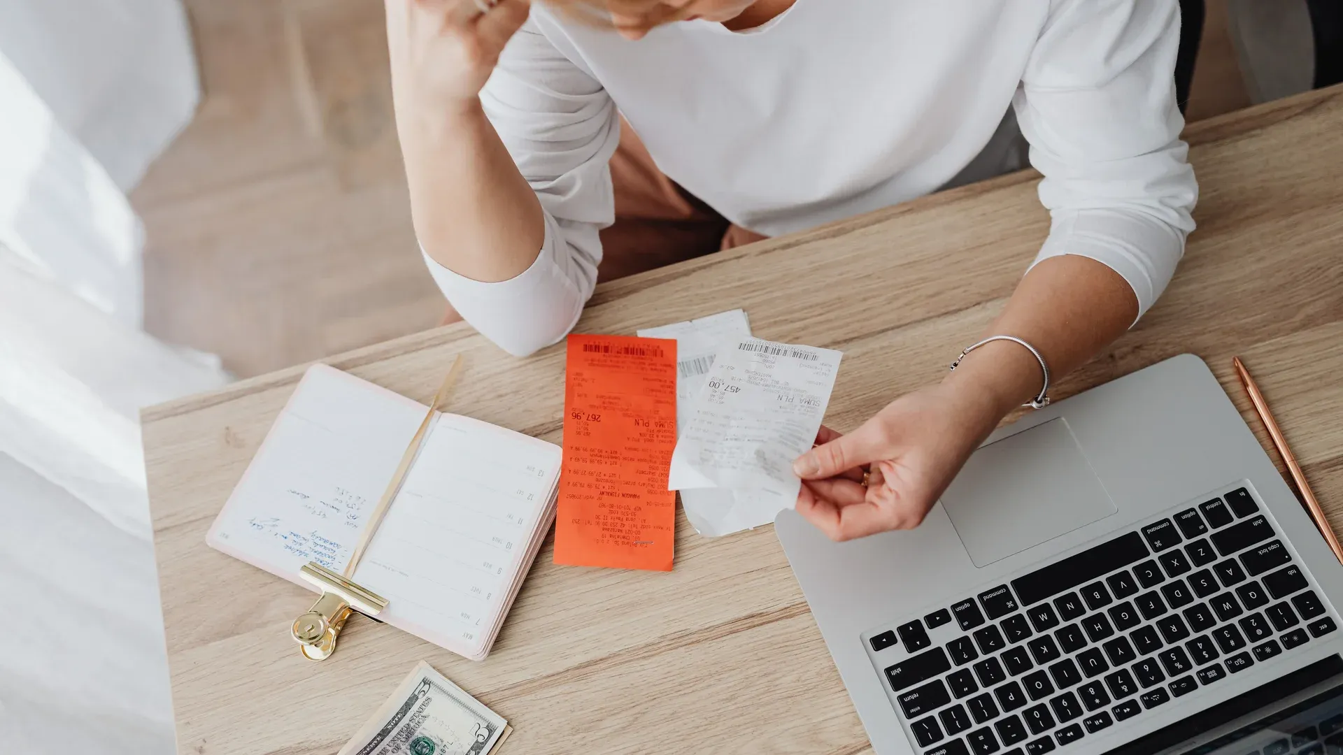 Dirigeant de PME qui compare le budget de son site sur son ordinateur