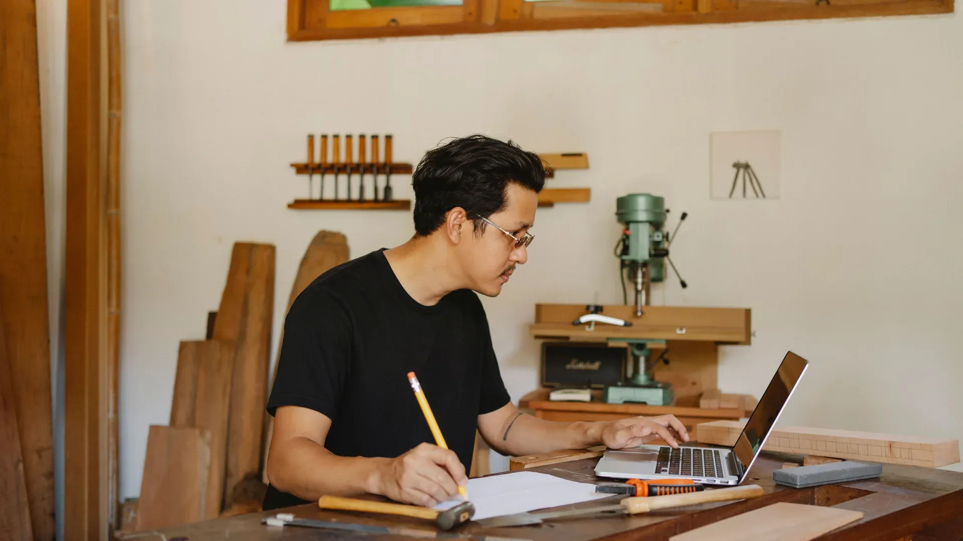 Artisan indépendant qui gère son site vitrine depuis son atelier