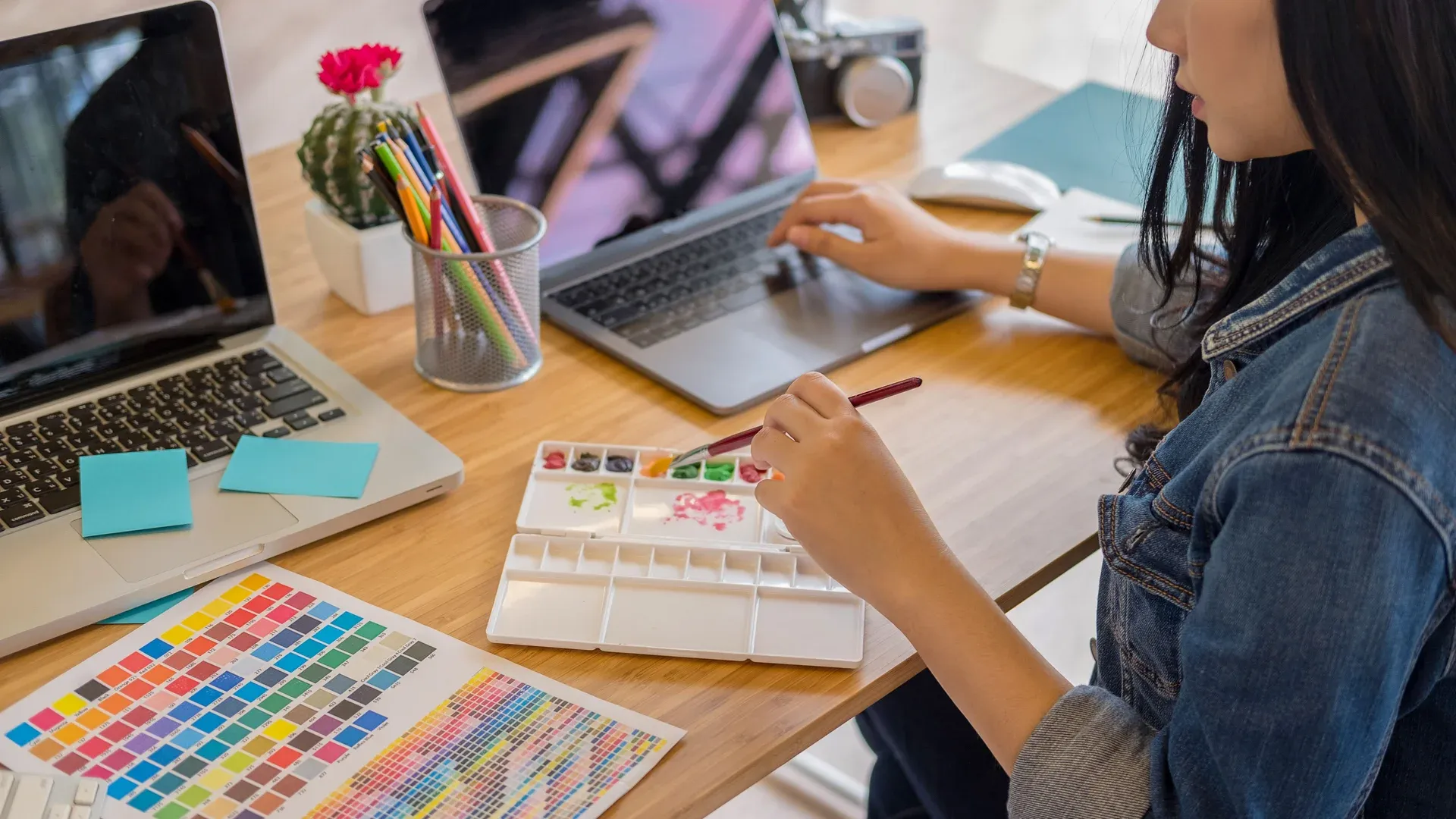 Designer web qui retravaille la mise en page d'un site pour une PME