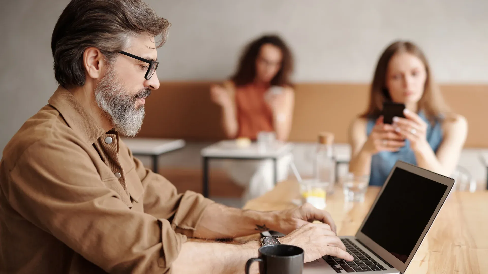 Entrepreneur qui observe son ancien site vitrine vieillissant sur un ordinateur portable