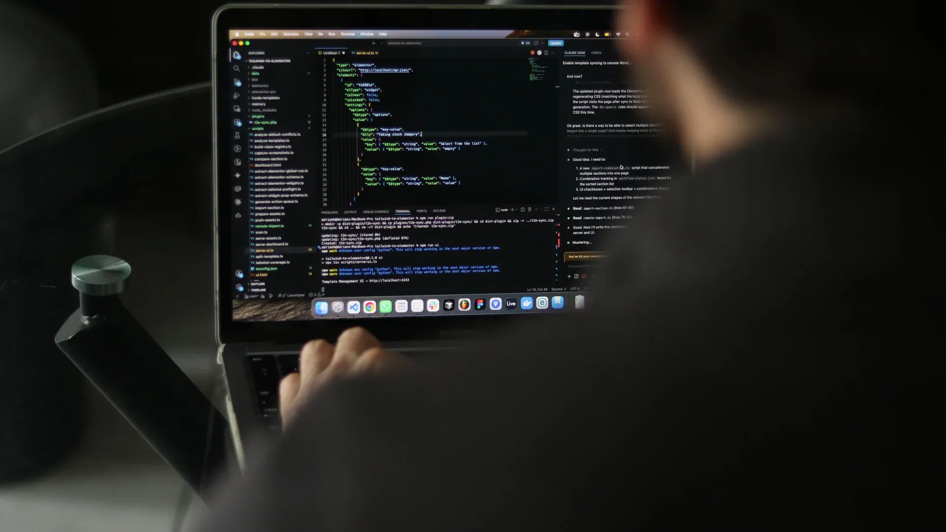 Dirigeante de PME qui examine un devis de refonte de site vitrine