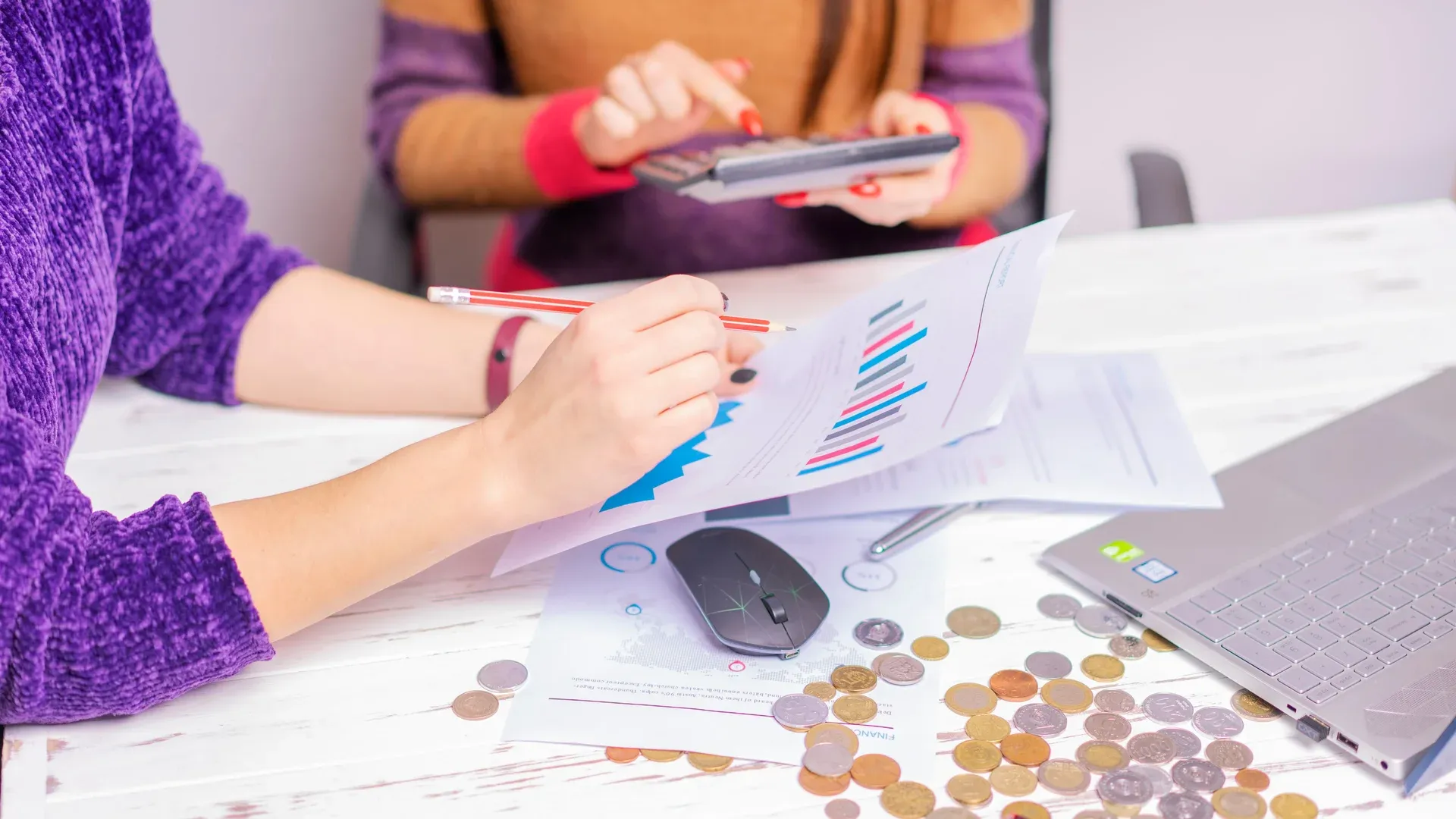 Entrepreneur qui compare les budgets de refonte de son site vitrine