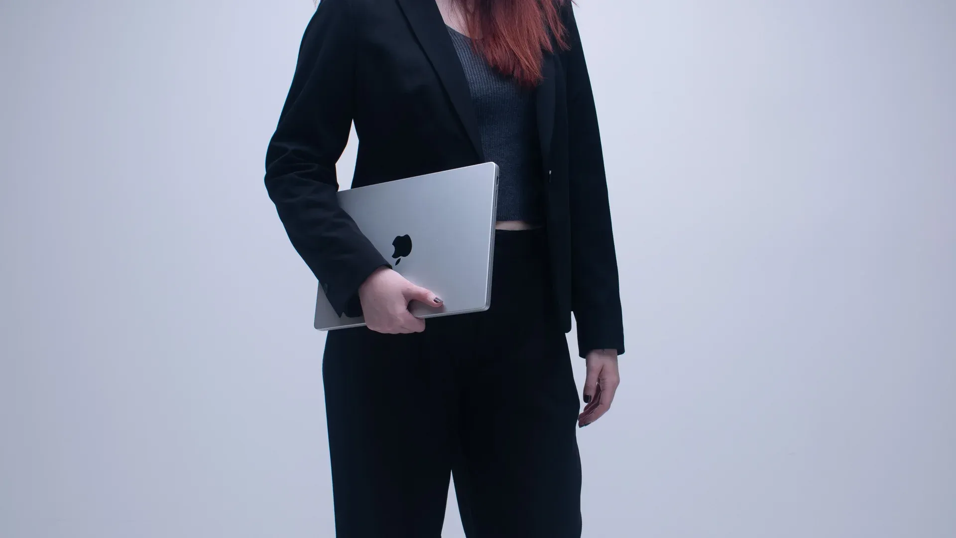 Designer qui présente la maquette du nouveau site vitrine à un client en réunion