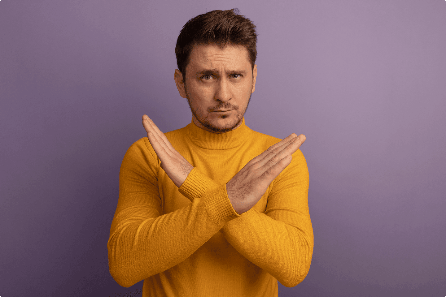 homme croisant les bras pour dire non