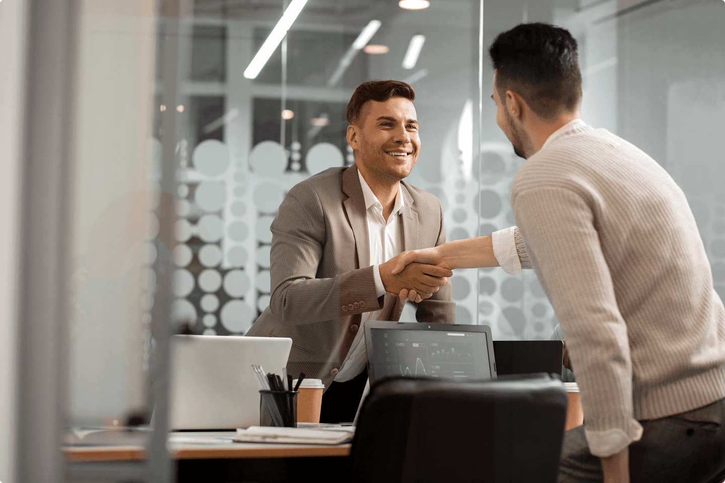 Un client et un Professionnel se serrent la main